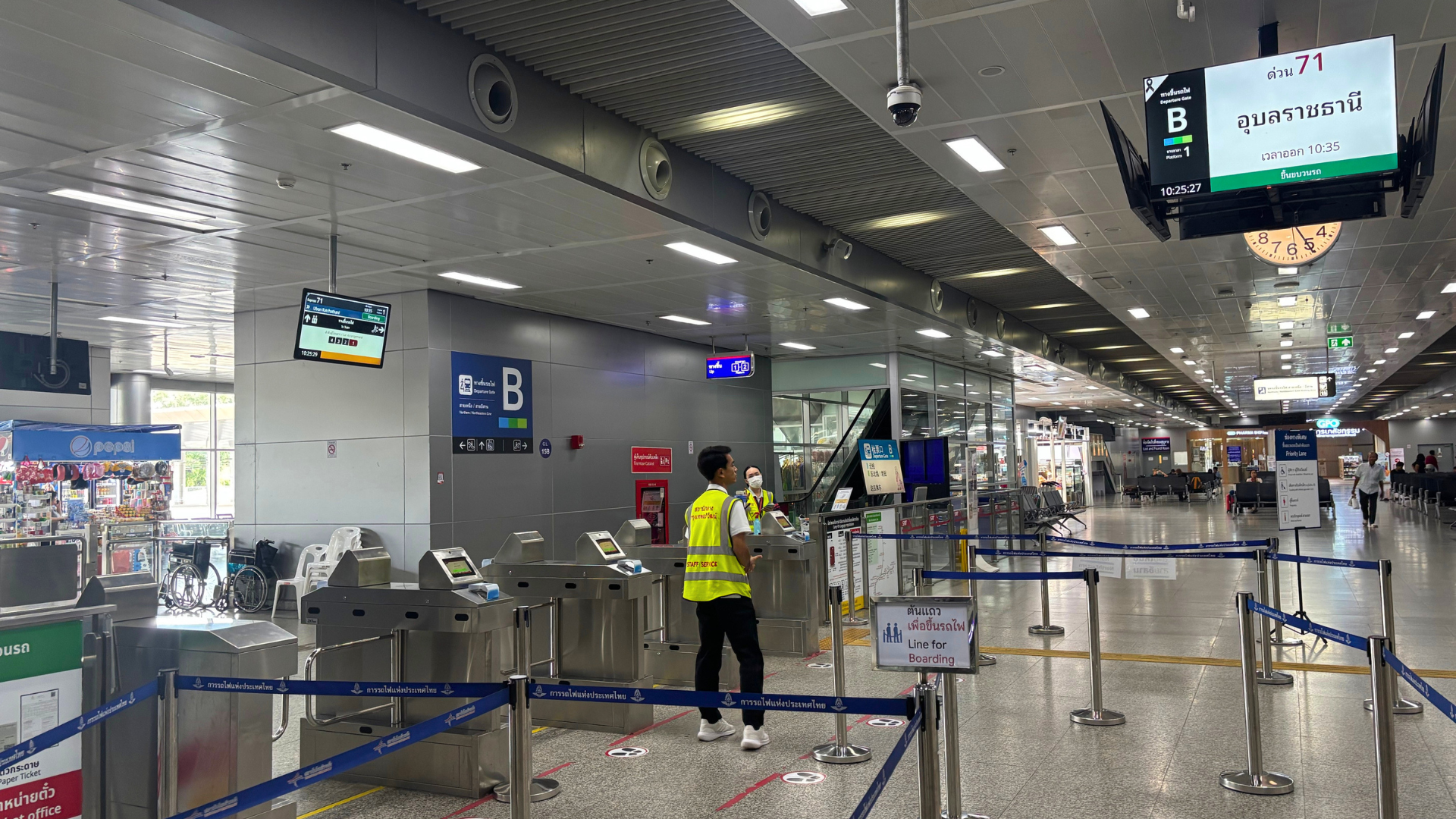 クルンテープ・アピワット中央駅 7番出口前の【Gate B】に集合